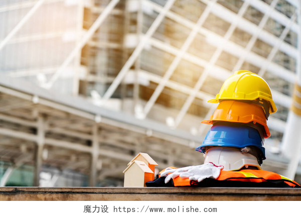 建筑物前的施工设备质量工程师或施工团队合作.工程或建筑工地或工厂的安全考虑。头戴安全帽和防护设备能保证工人在工业或工厂中的安全生活.